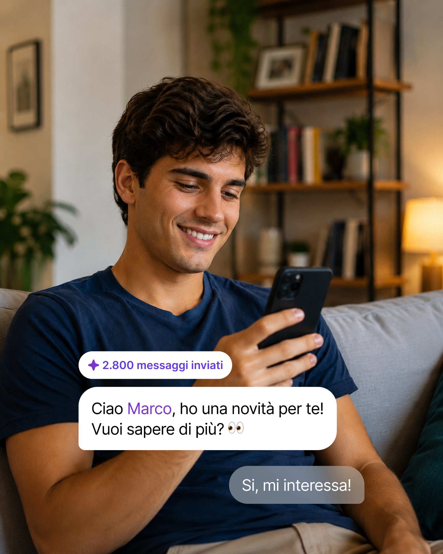 Uomo sorridente che riceve un broadcast WhatsApp personalizzato